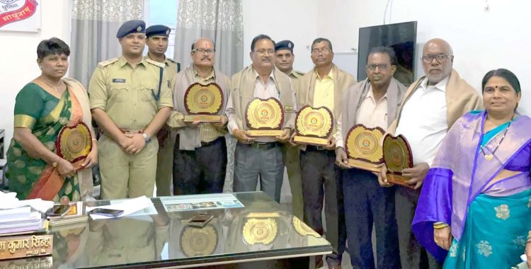 सेवानिवृत्त हो रहे अधिकारी-कर्मचारियों को पुलिस अधीक्षक ने किया सम्मानित