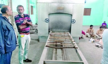 घोर लापरवाही: भिलाई के मुक्तिधाम में 49 लाख रुपए से बने विद्युत शवदाह गृह का हाल बेहाल, 4 घंटे में जलता है शव, न ग्रीसिंग न ऑयलिंग, समय पर दरवाजा भी नहीं खुलता