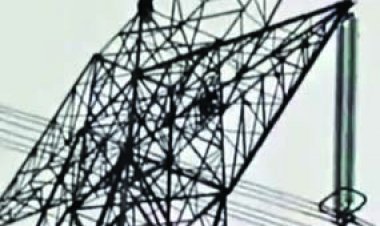 अपने प्रेमी के लिए हाईटेंशन टावर पर चढ़ गई शादीशुदा महिला