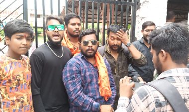 शिवा पब्लिक स्कूल भिलाई के प्रबंधन द्वारा माथे पर टीका न लगाने फरमान जारी के बाद बवाल, बजरंगदल कार्यकर्ताओं ने किया घेराव