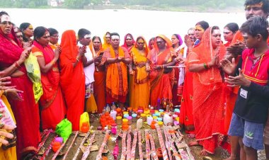 प्राचीन शिवलिंग में जलाभिषेक कर की संपूर्ण जगत के कल्याण की कामना