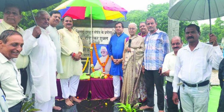 भिलाई बिरादरी ने जयंती पर पं. रवि शंकर शुक्ल और पं. विद्याचरण शुक्ल को श्रद्धासुमन किया अर्पित 