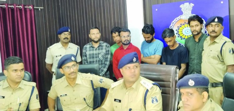 महादेव सट्टा से जुड़े 6 युवकों को पुलिस ने सेक्टर-1 पार्क में पकड़ा