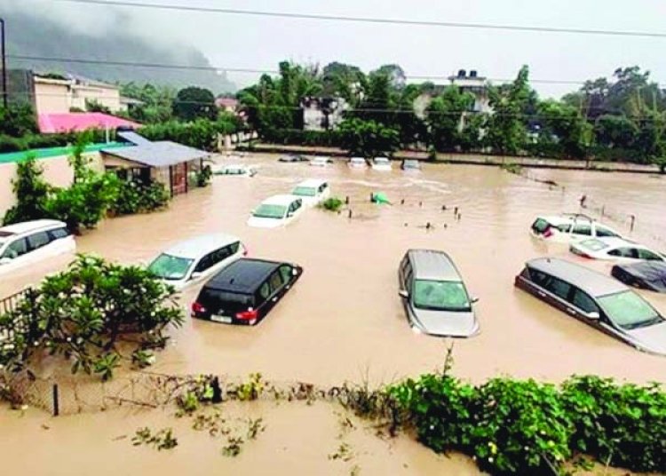 उत्तराखंड में बारिश ने मचाई तबाही, एयरपोर्ट में घुसा बाढ़ का पानी