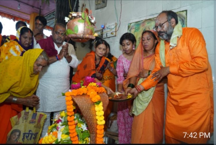 हर हर महादेव के नारों से गूंजा आसमान, जितेंद्र वर्मा के नेतृत्व में टोला घाट में उमड़ा शिव भक्तों का जन सैलाब