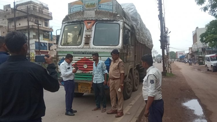 शराब पीकर नागिन की चाल सड़क पर दौड़ा रहा था ट्रक, कट गया चालान, लाइसेंस भी होगा निरस्त