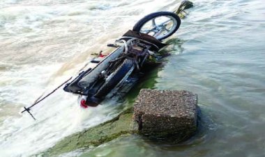 बाइक समेत नदी बह बया युवक, तलाश जारी