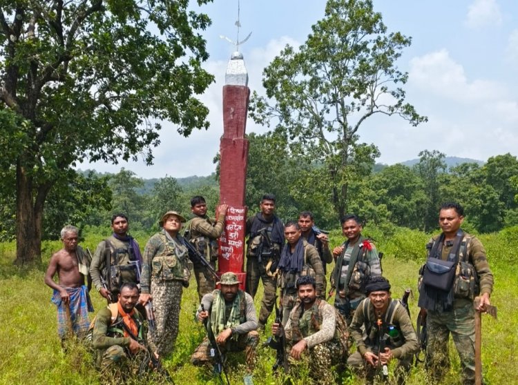 सुरक्षा बल ने नक्सलियों द्वारा बनाया गया था लकड़ी का स्मारक किया ध्वस्त