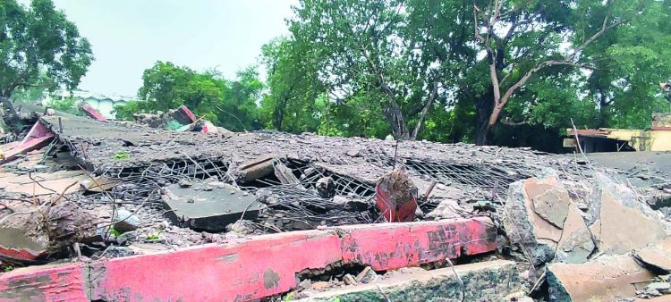 भिलाई टाउनशिप में बड़ा हादसा, भरभराकर गिरी वर्षों पुरानी दो पानी टंकी, देखें फोटो