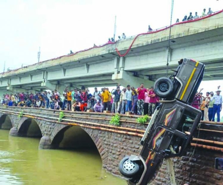 शिवनाथ नदी में वाहन गिरने से 4 नहीं, 5 लोगों की हुई मौत, एक और लापता बच्ची की तलाश जारी, सभी मृतकों की हुई पहचान