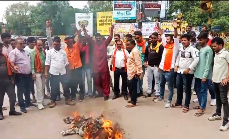 जूते-चप्पल मार उदयनिधि का फूंका पुतला, फांसी पर भी लटकाया, रतन यादव ने कहा धर्म द्रोही को दिलाकर रहेंगे सजा