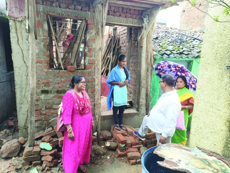 मंदिरों व पंडालों में दिन गुजारने को मजबूर कई गरीब परिवार, किस्त की राशि के लिए कई माह से नगर निगम भिलाई का लगा रहे चक्कर 