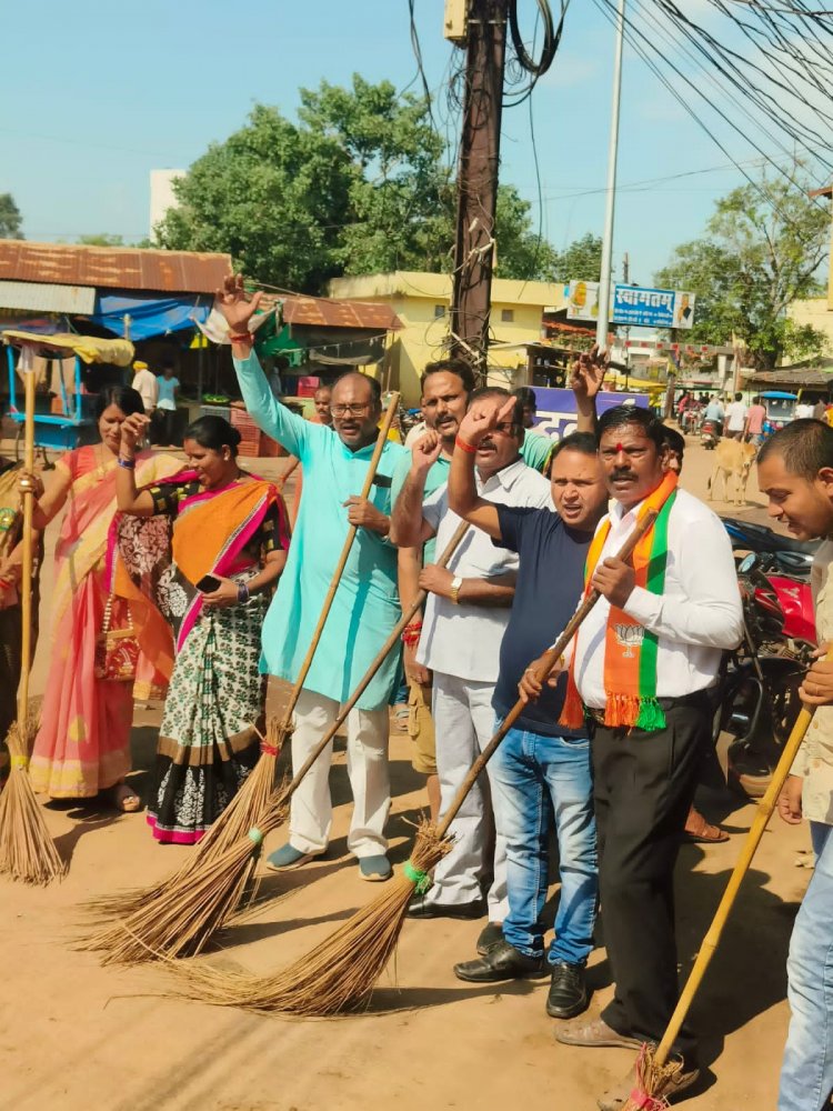 भाजपा ने महापुरुषों की प्रतिमा धोकर एवं साफ सफाई कर विभिन्न स्थानों पर चलाया स्वच्छता अभियान