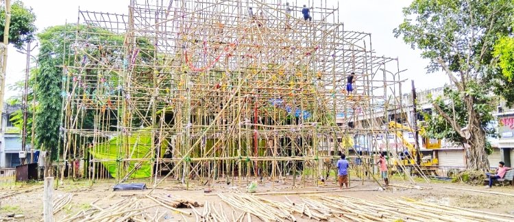 नवरात्रि के लिए पंडाल निर्माण का कार्य शुरू, दिन रात मेहनत कर पंडाल बनाने में जुटे कारीगर 