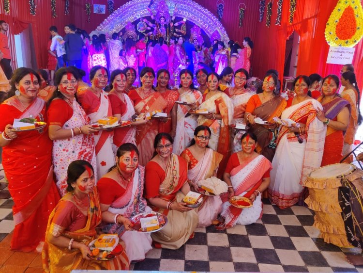 सुहागिनों ने सिंदूर खेलकर मां दुर्गा को नम आँखों से दी विदाई