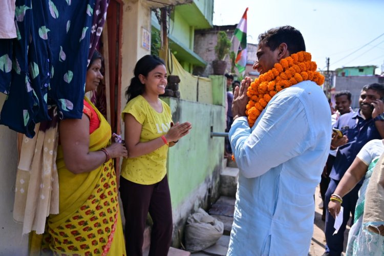 देवेंद्र यादव की विश्वास यात्रा में हजारों लोगों ने जताया विधायक पर विश्वास, बच्चो ने विधायक को दिया अपना गुल्लक