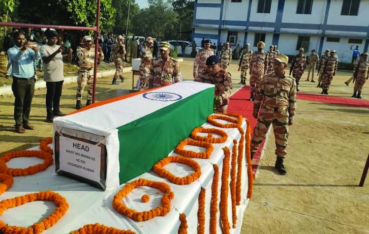 शहीद ITBP जवान को दी गई सलामी, पोलिंग पार्टी पर नक्सलियों ने किया था हमला