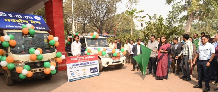 दुर्ग कलेक्टर ने कलेक्ट्रेट परिसर में ईवीएम प्रदर्शनी केंद्र का किया शुभारंभ