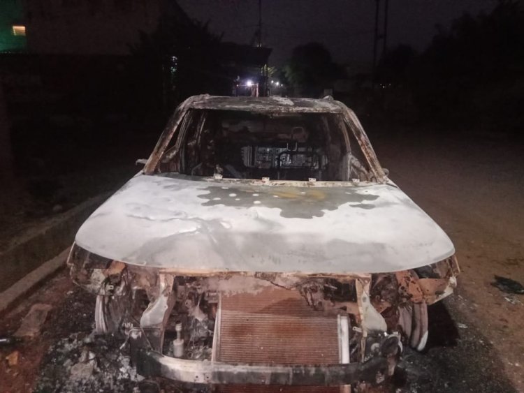 शरारती तत्व ने देर रात सरपंच के कार में लगाई आग, दुर्ग जिले की घटना