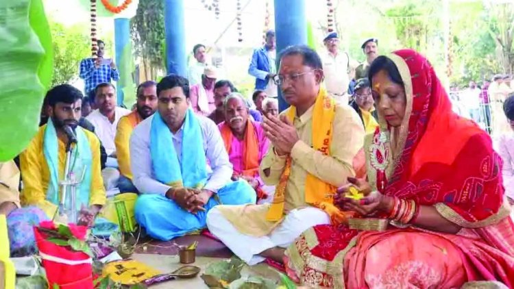मुख्यमंत्री विष्णुदेव साय ने जन्मदिन के अवसर पर धर्मपत्नी के साथ की गुरु धनपति पंडा की पूजा