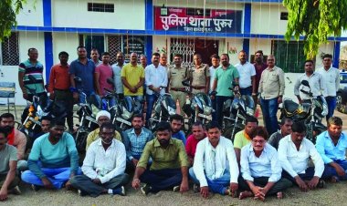 1.60 लाख नकदी के साथ 17 जुआरी गिरफ्तार, 6 मोटर साइकिल और 10 मोबाइल भी जब्त