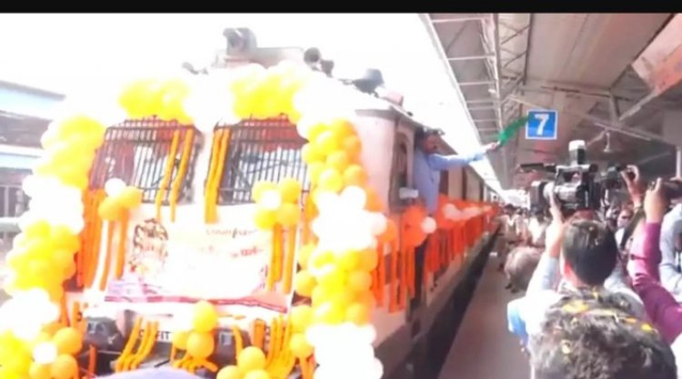 मुख्यमंत्री विष्णुदेव साय ने हरी झंडी दिखाकर अयोध्या जाने वाली ट्रेन को किया रवाना