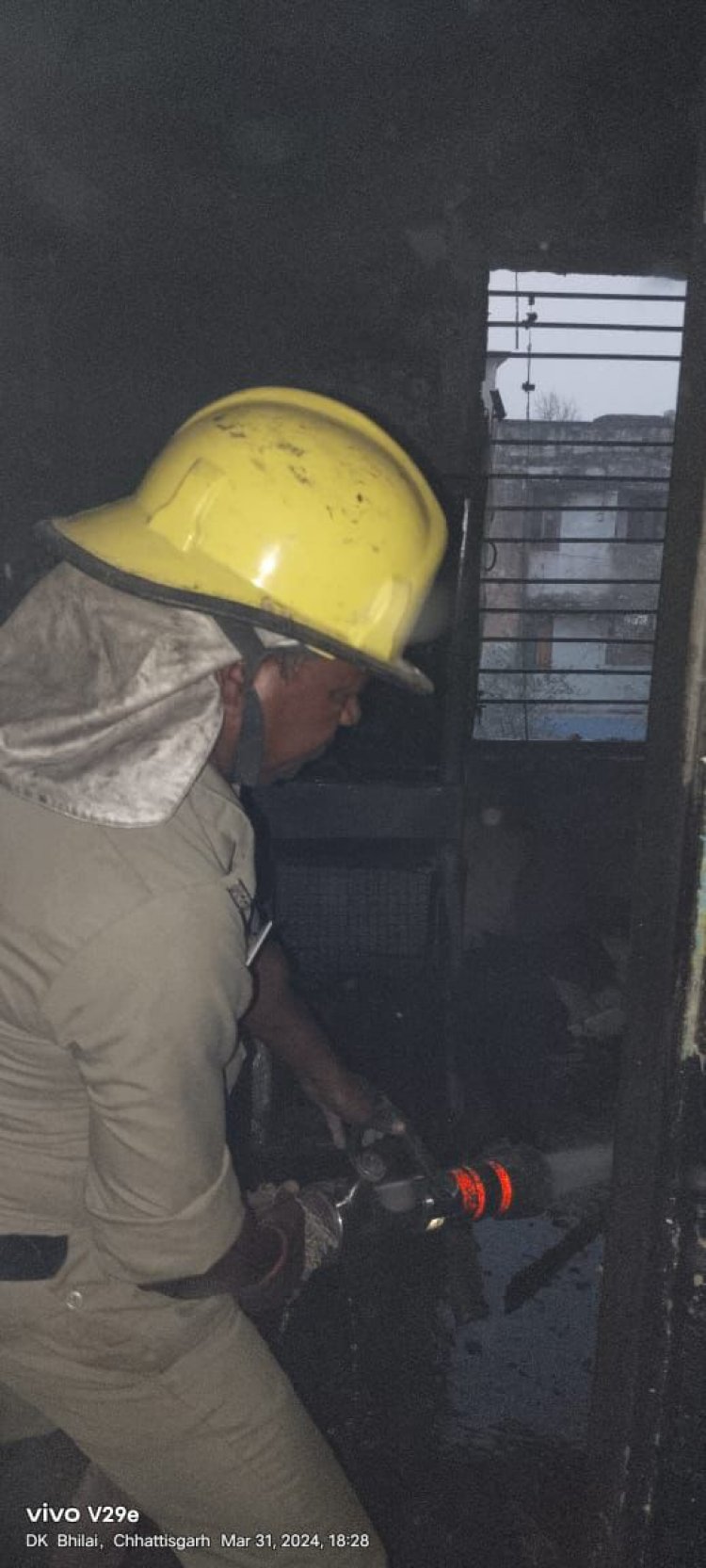 भिलाई सेक्टर 6 में तीन मंजिला बीएसपी क्वार्टर में लगी आग