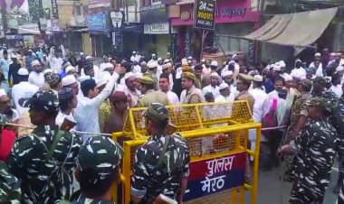 पुलिस ने सड़क पर नमाज पढ़ने से रोका, 'अल्लाह हू अकबर' के  लगे नारे