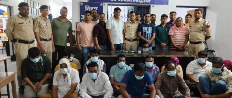 जंगल में छापा मारा पुलिस ने 14 हुआरिओं को किया गिरफ्तार, 1.42 लाख कैश सहित 17 लाख का सामान जब्त