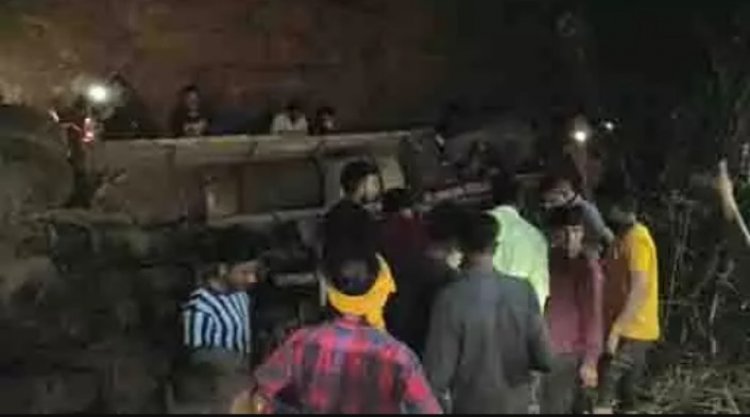 दुर्ग जिले में बड़ा हादसा, 50 फीट गहरी खाई में गिरी बस, 2 महिला समेत 6 लोगों की मौत
