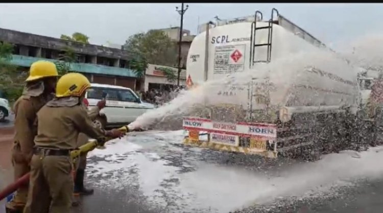 भिलाई में डीजल से भरा टैंकर दुर्घटना का हुआ शिकार,  टैंकर में लीकेज की वजह से बीच सड़क पर बहने लगा डीजल