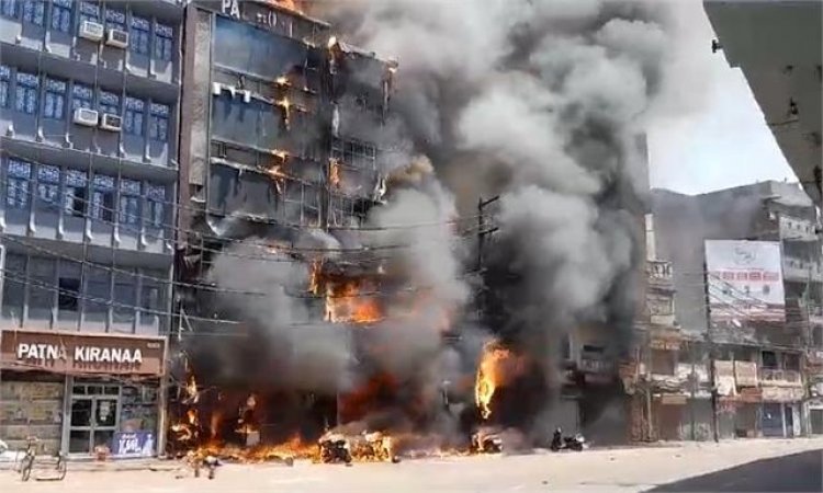 चार मंजिला होटल में लगी भीषण आग, 6 लोगों की मौत