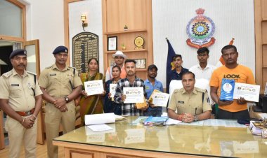 कुम्हारी में बस दुर्घटना के दौरान घायलो की मदद करने वाले लोगों को SP ने किया सम्मानित