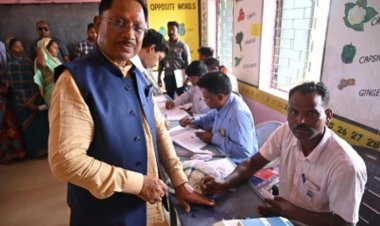 मुख्यमंत्री विष्णु देव साय ने परिवार संग किया मतदान