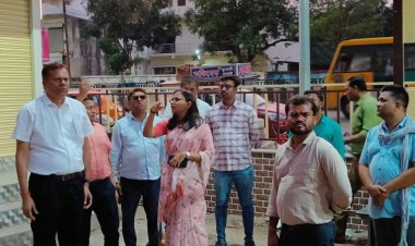 संभागायुक्त और कलेक्टर ने किया अधिकारियों के साथ निगम क्षेत्र के दुकानों का निरीक्षण