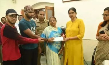 निर्वाचन कार्य के दौरान मृत शिक्षाकर्मी मधु बंजारे के आश्रितों मिला 15 लाख का चेक
