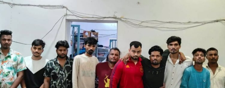 घर के छत पर सजी थी जुआरियों की महफिल, पुलिस ने रेड मार 10 युवाओं को पकड़ा