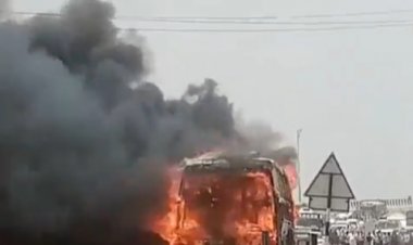 VIDEO चलती बस में लगी भीषण आग, 40 लोग थे सवार