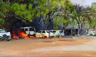 कलेक्ट्रेट का घेराव कर किया उग्र प्रदर्शन,  कलेक्ट्रेट परिसर में खड़ी बाइक और चारपहिया वाहनों में लगा दी आग