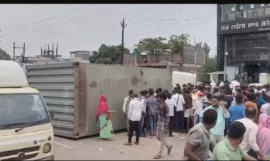 बाइक सवार के ऊपर पलट गया कंटेनर