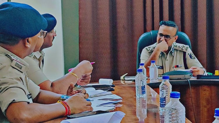 पुलिस महानिरीक्षक दुर्ग रेंज श्री गर्ग ने रेलवे सुरक्षा बल के अधिकारियों के साथ की बैठक