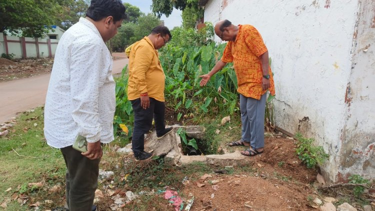 कालीबाड़ी मंदिर में घुस रहा सड़क का गंदा पानी, आम जनता सहित भक्तजन परेशान