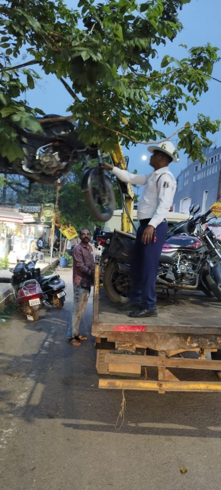 2406 वाहन चालकों पर कार्रवाई, नो पार्किंग में खड़े वाहनों को क्रेन से उठाकर ले गई पुलिस