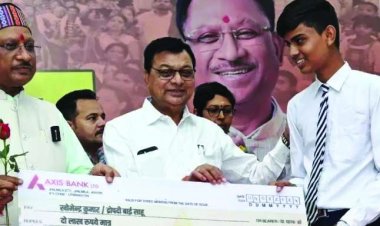 श्रमिकों के मेधावी बच्चोें को मुख्यमंत्री ने दिए दो-दो लाख का चेक