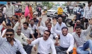 आक्रोशित लोगों ने पुलिस के खिलाफ की नारे बाजी, चौक पर दिया धरना