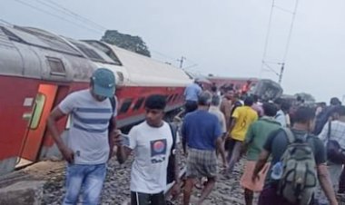 आधी रात को पटरी से उतरे मुंबई-हावड़ा मेल के 18 डिब्बे, एक की मौत, हेल्प लाइन नंबर जारी