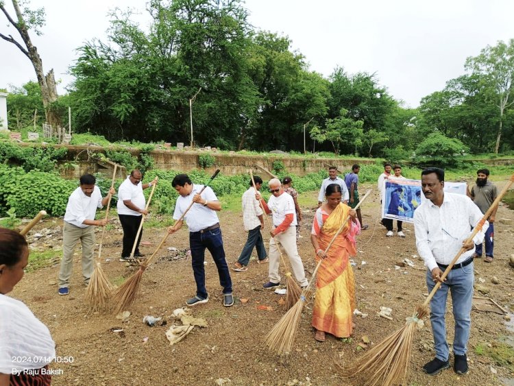 सफाई के लिए आयुक्त ने बढ़ाया हाथ, लगाए गुलमोहर के पौधे