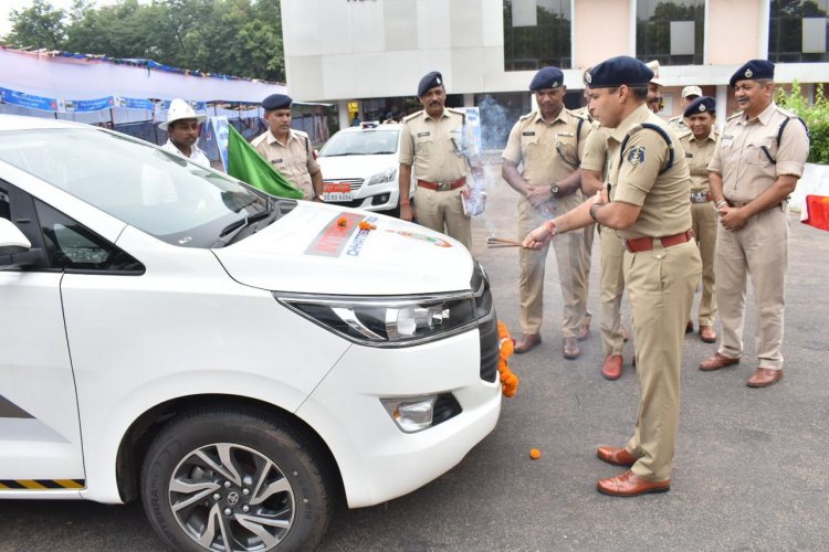 दुर्ग पुलिस को मिली अत्याधुनिक सुविधाओं से लैस वाहन, SP ने पूजापाठ कर दिखाया हरी झंडी