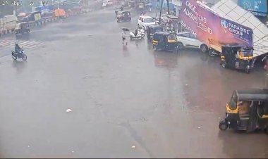 VIDEO सड़क किनारे खड़े लोगों पर गिरा होर्डिंग, बाल-बाल बचे