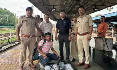 रेलवे कोच का अटेंडर यात्रियों को बेच रहा था शराब